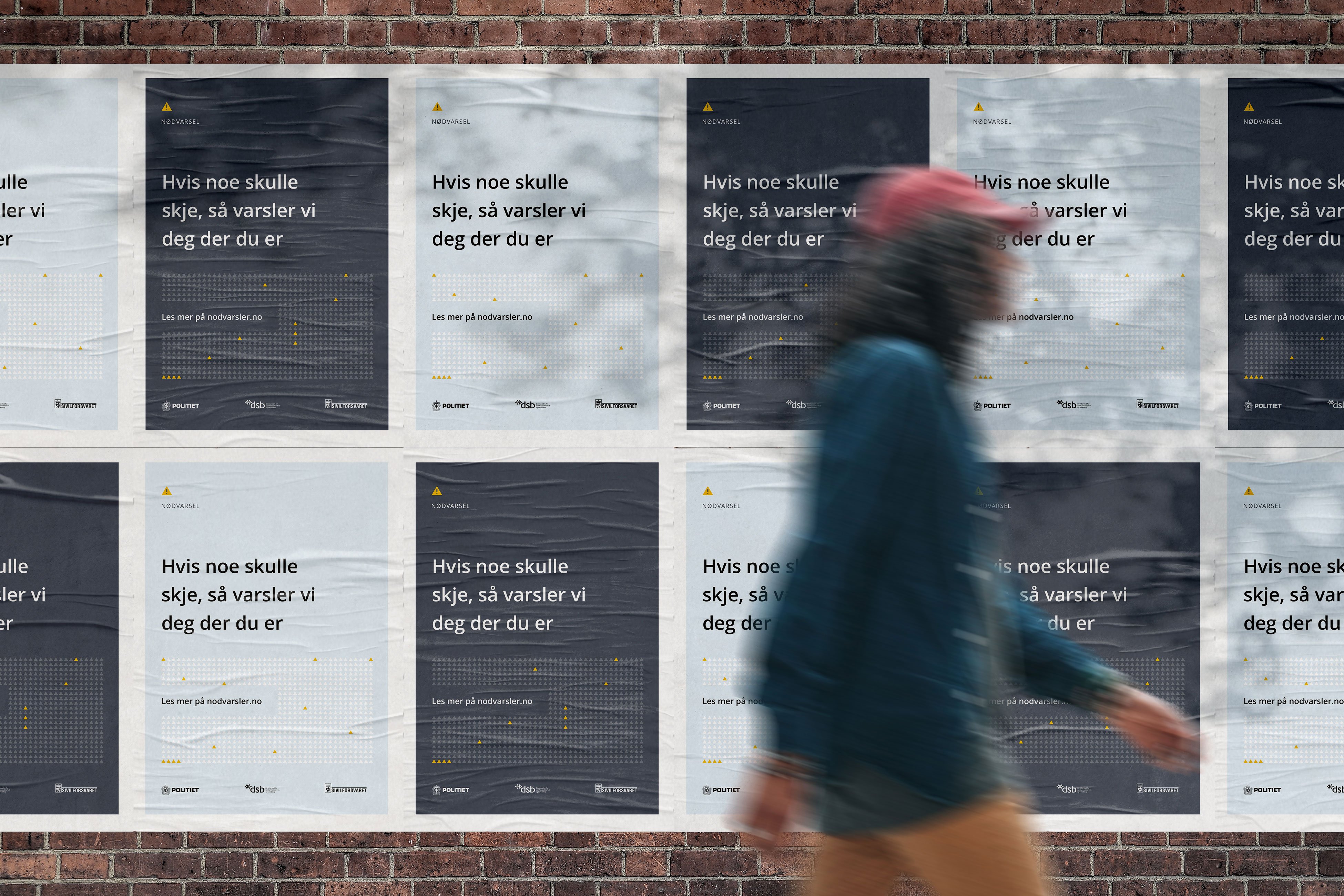 Uskarp person som går forbi en vegg med plakater